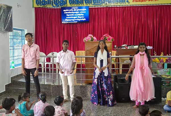 சேவையில் ஈடுபடும் இளைஞர்கள்